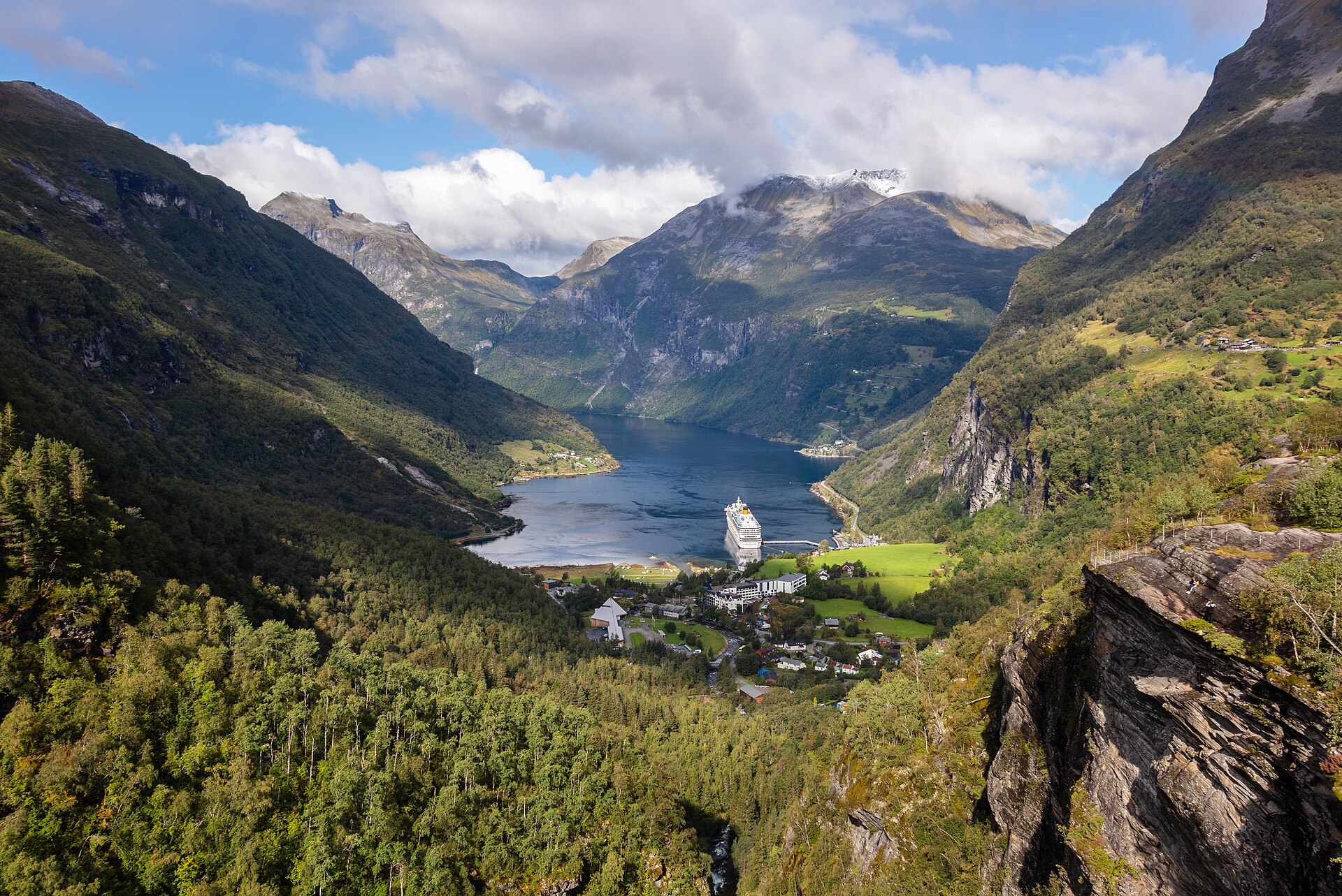 Fiordos de Noruega: Guia Practica para Explorar en Kayak, Trekking y Ferry los Paisajes Costeros Mas Espectaculares de Europa