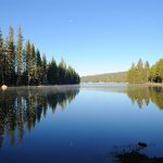 alpine lake (foto: Don DeBold from San Jose, CA, USA / CC BY 2.0, Wikimedia Commons)