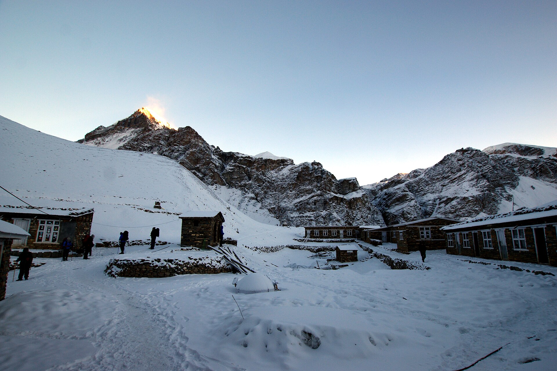 La carretera se comió medio Annapurna, y aún quedan tramos que valen
