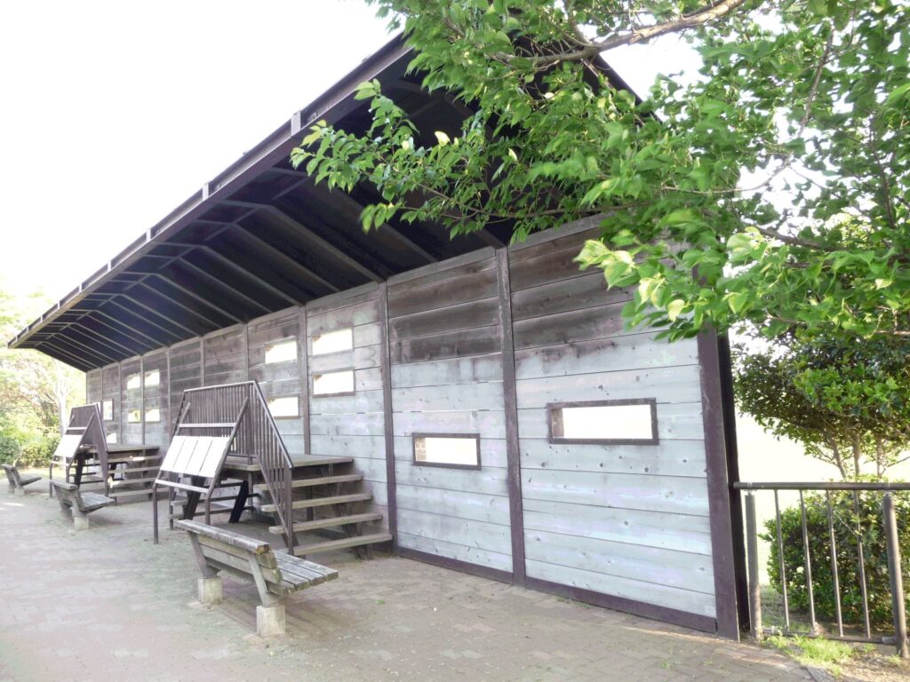 Observatorio de madera con ventanas horizontales orientado hacia un valle abierto