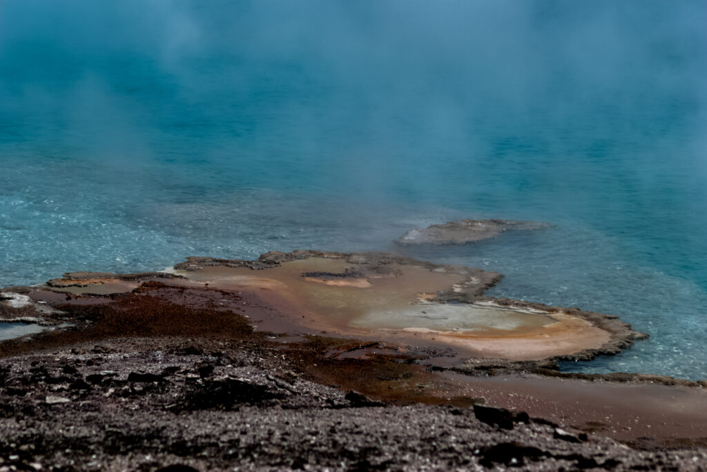 Columnas de vapor saliendo del suelo helado con la primera luz sobre el altiplano