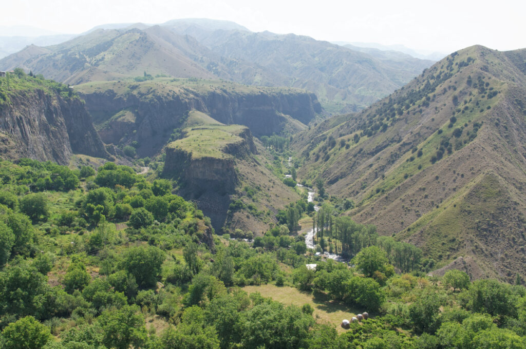 Cañón fluvial con paredes calizas verticales y agua tranquila en el fondo