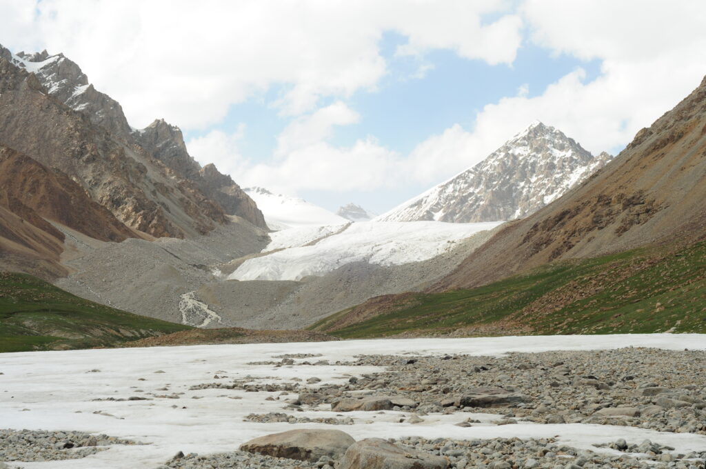 Collado pedregoso con una capa fina de nieve reciente cubriendo el sendero