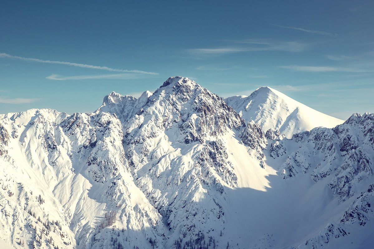 Aventuras en la nieve: esquí y ecoturismo en los Alpes