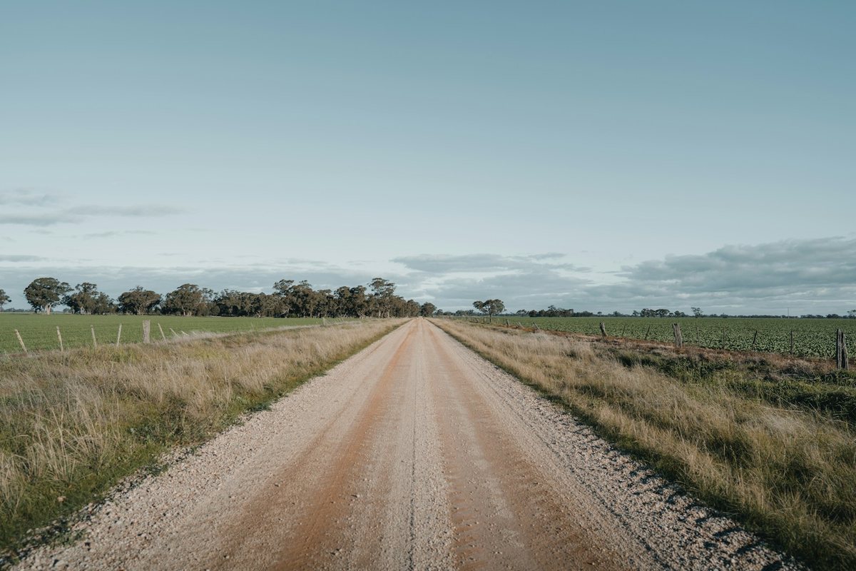 Caminos de tierra que llevan a descubrimientos inolvidables