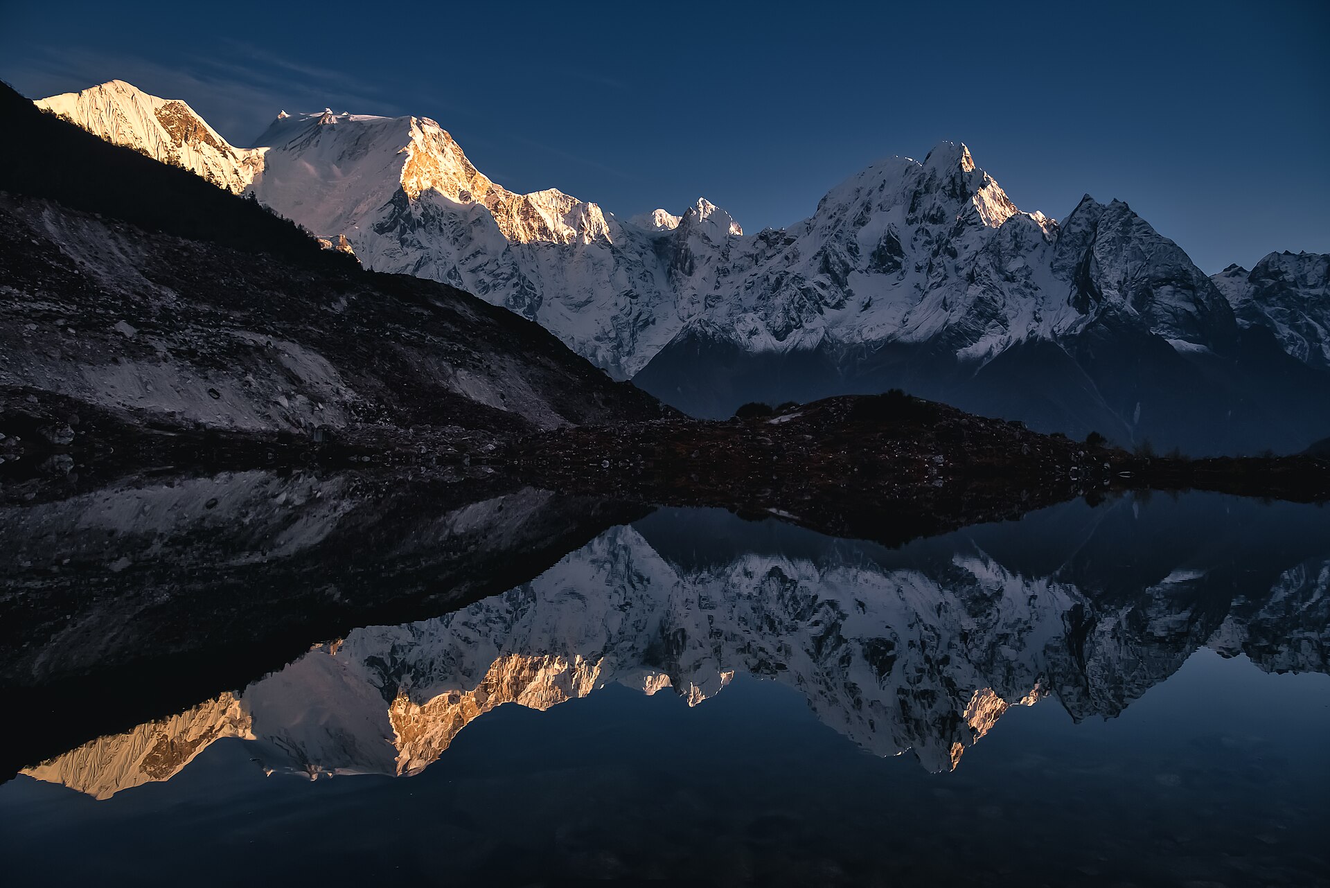 El Manaslu exige permiso de zona restringida, guía y un compañero
