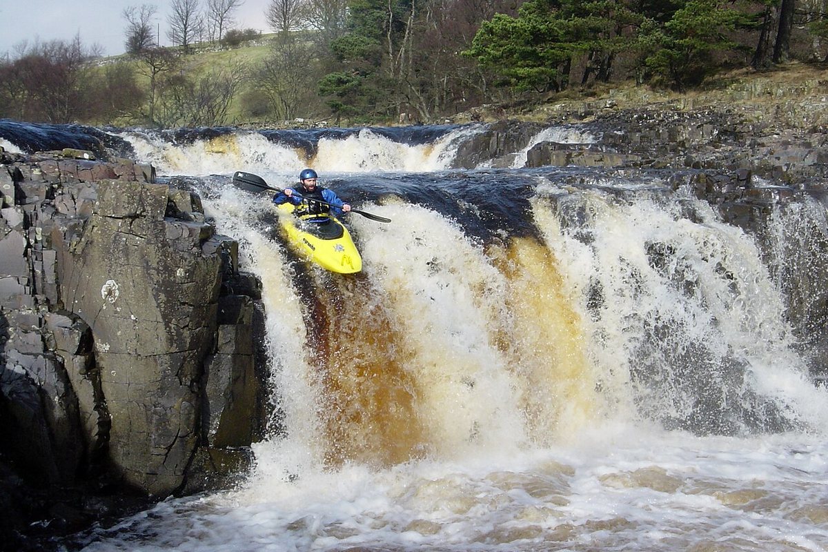 Viajes en kayak por ríos cristalinos y paisajes impresionantes