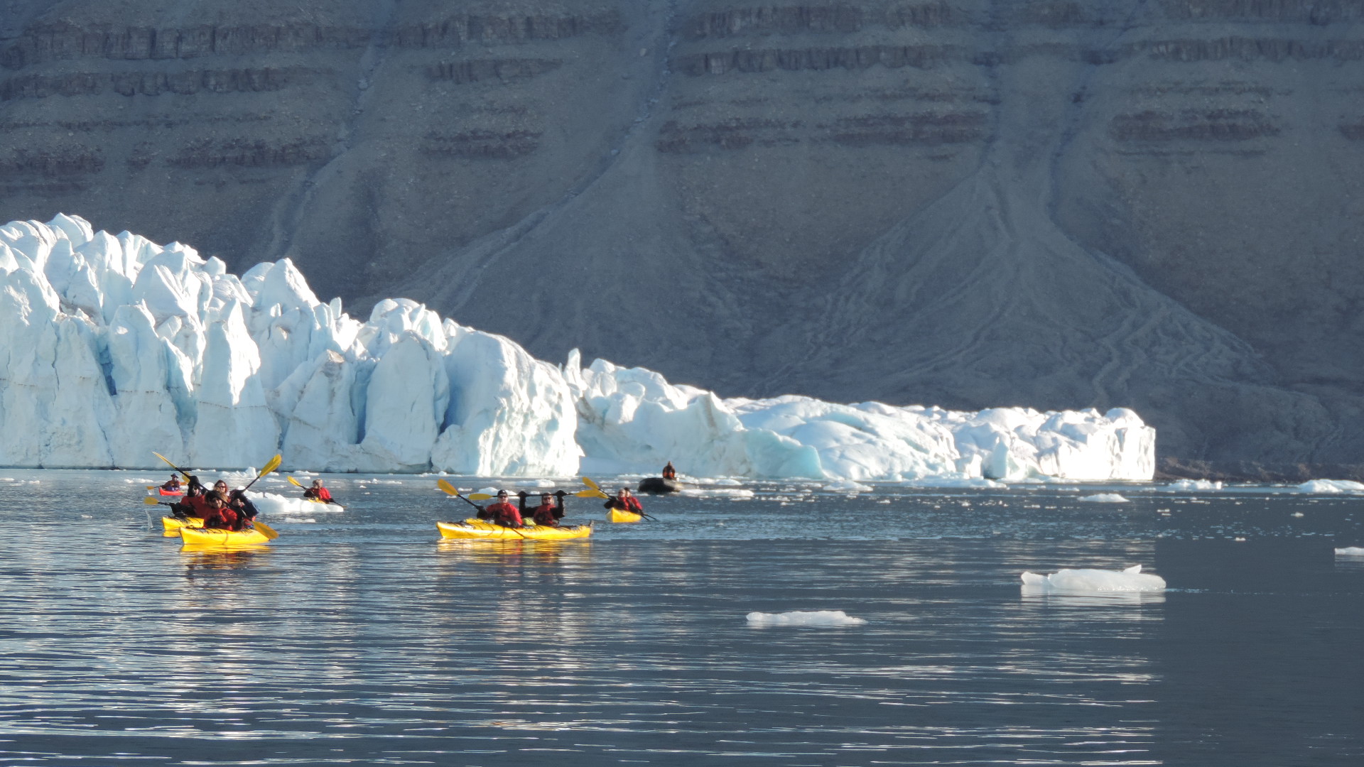 Remar entre hielo con un guía armado y una ventana de temporada corta