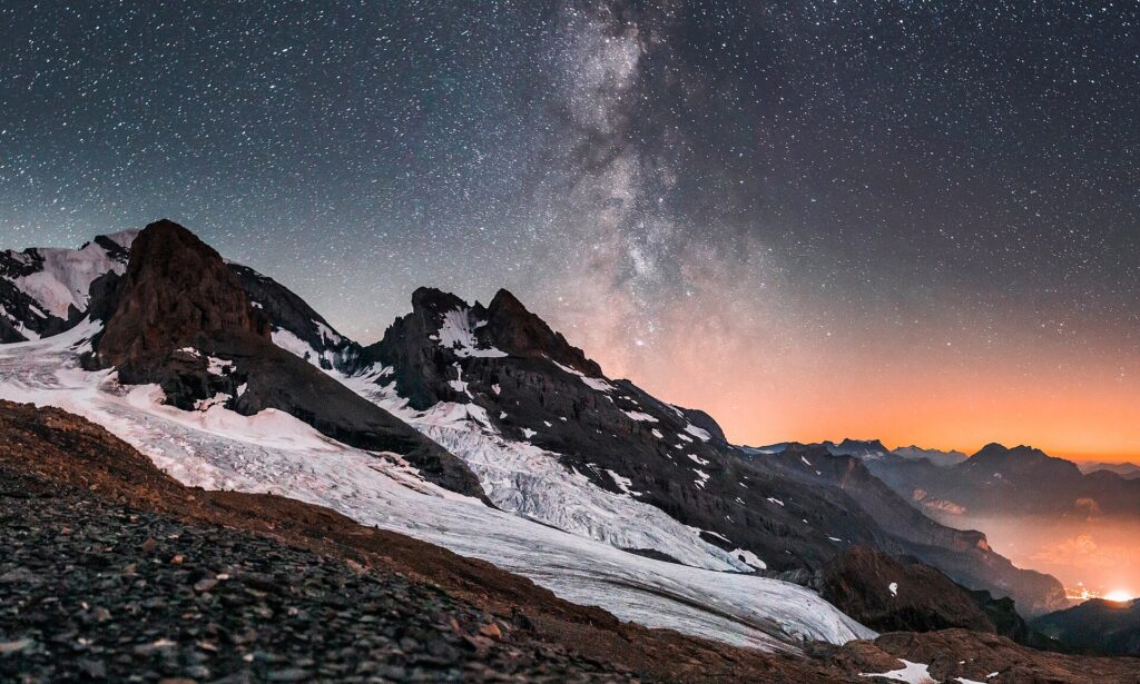Banda de la galaxia sobre un horizonte de colinas sin ninguna luz artificial visible