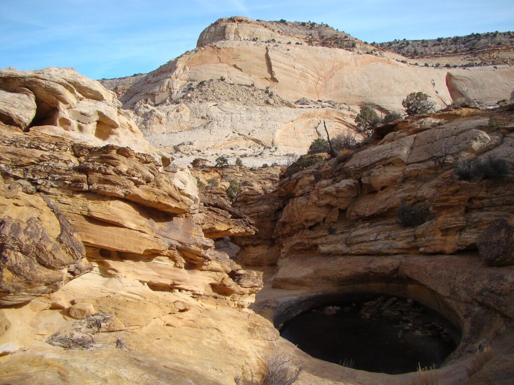 Camino estrecho tallado en la pared de un desfiladero profundo con el río al fondo